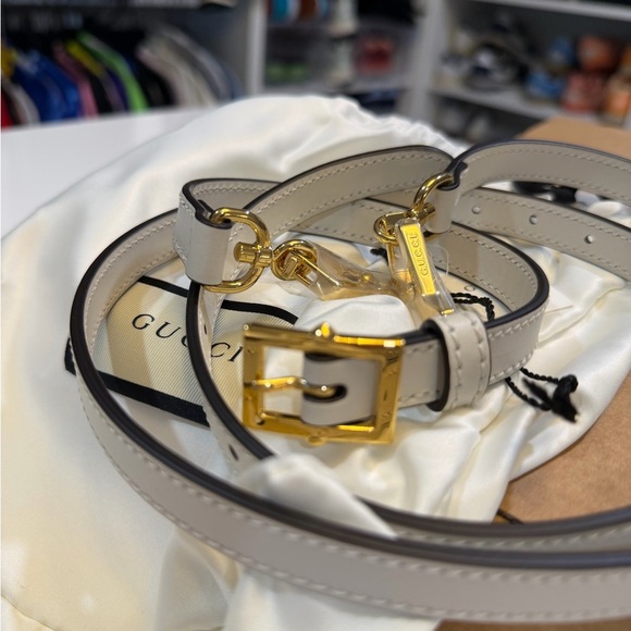 Gucci White leather straps with gold accent - NEW - Picture 9 of 10
